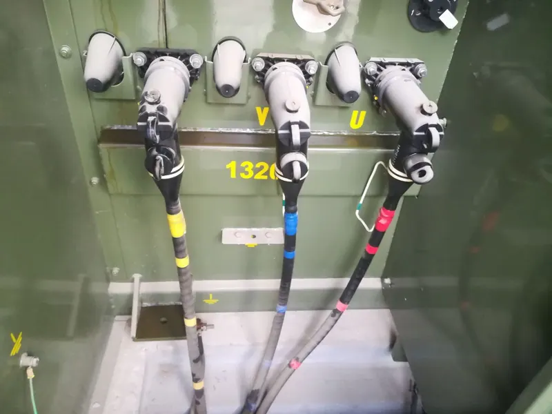 Terminales y conductores identificados en un tablero eléctrico