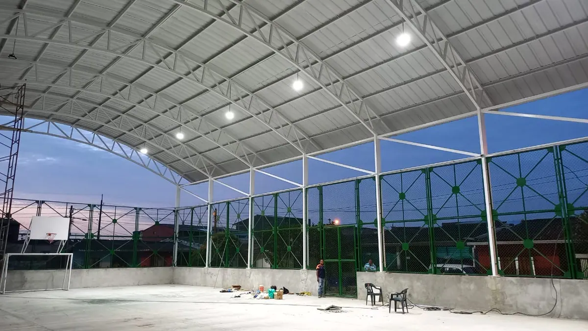 Iluminación instalada en un espacio deportivo cubierto