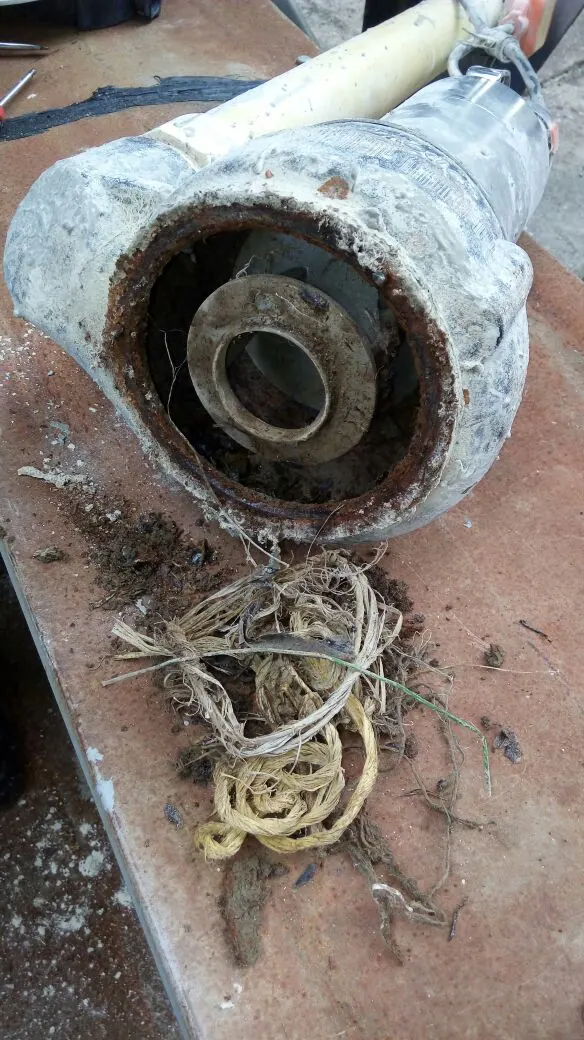 Componente electromecánico desmontado para revisión