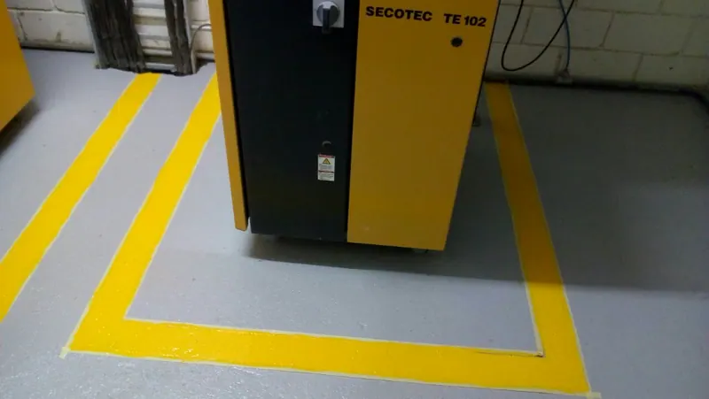 Equipo industrial con demarcación de seguridad